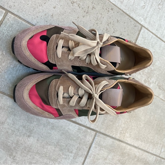 Great condition Valentino rockstud sneakers - Picture 3 of 4